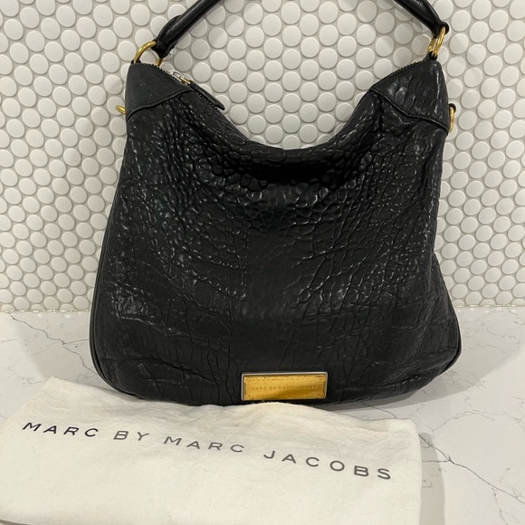 Marc Jacob’s Pebbled black leather, 2 tone zippers . A classic with an edge. - Picture 3 of 4